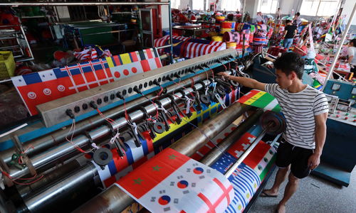 義烏商販造世界杯旗幟豪賺9000萬,員工月入1.6萬忙到沒空吃飯